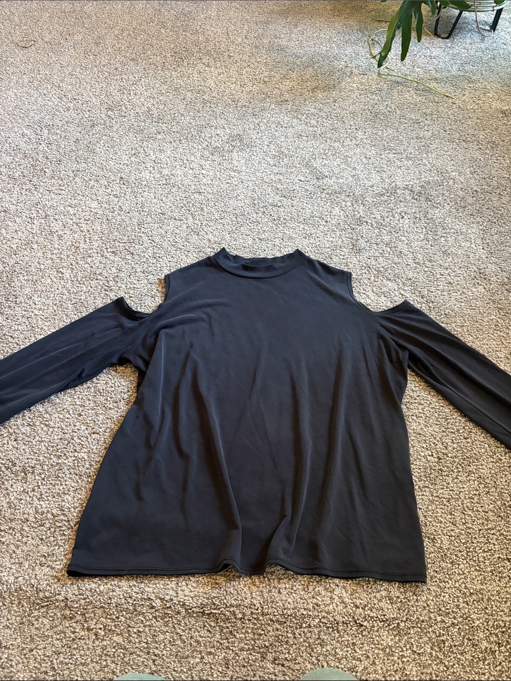 Women’s Dark Gray Cold-Shoulder Long Sleeve Top